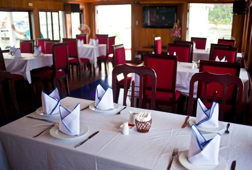 Ferienwohnung Halong Aurora Cruises Hạ Long Restaurant foto